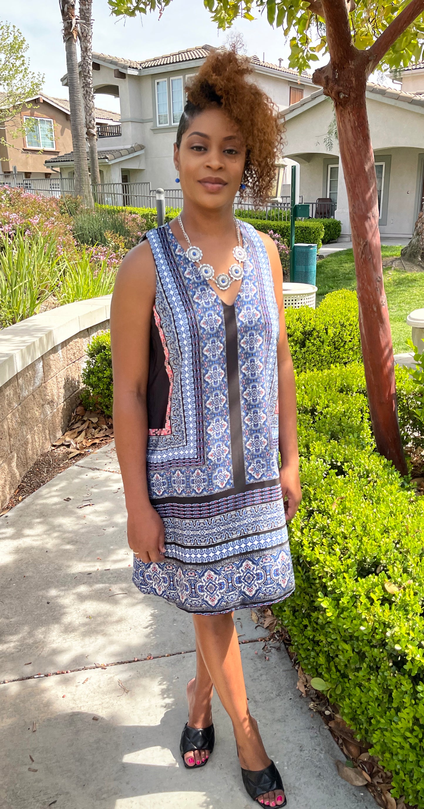 Sleeveless blue print dress